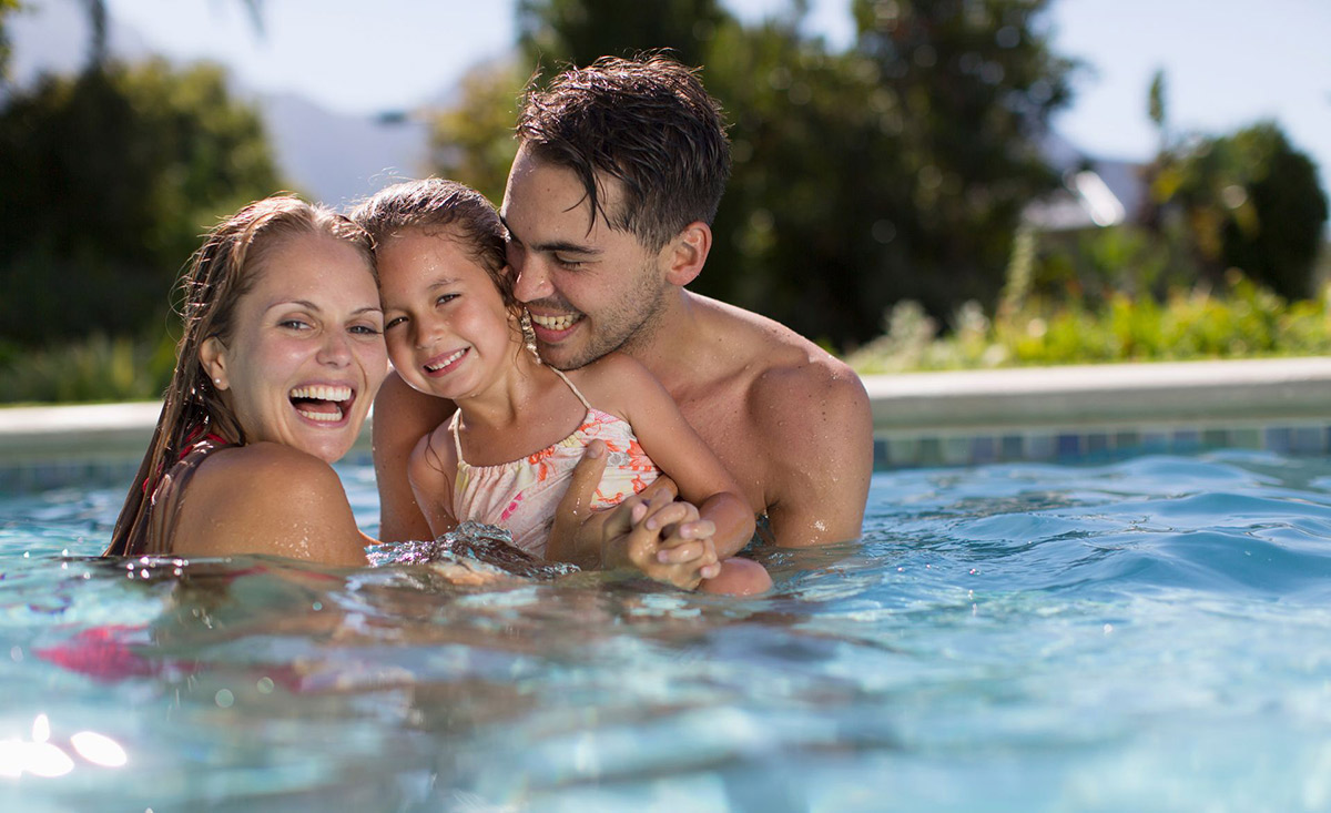 Familienhotels definieren Luxus über moderne Poolbereiche Paul Bradbury/Caia Image - stock.adobe.com